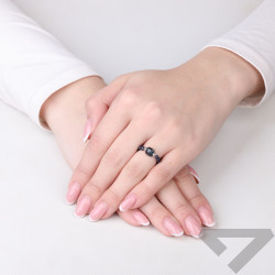 Pierścionek z fasetowanymi kamieniami, srebro 925