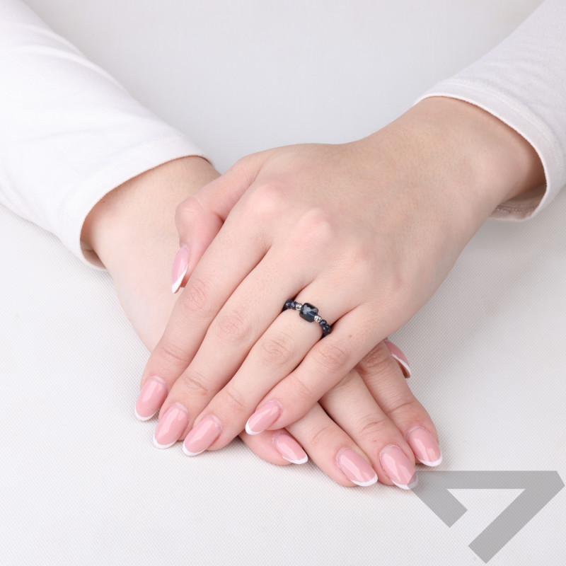 Pierścionek z fasetowanymi kamieniami, srebro 925