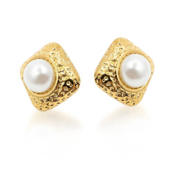 Kolczyki stalowe koloru złotego, kwadrat tłoczony z perłą