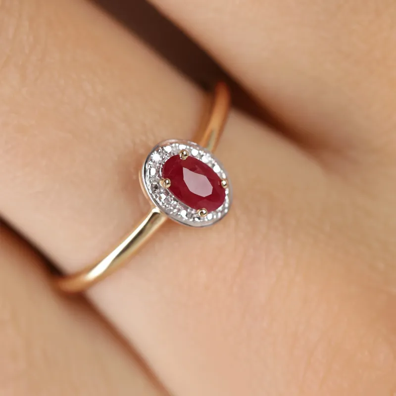 Pierścionek z diamentami 0,01 ct i rubinem 0,37ct, złoto 585