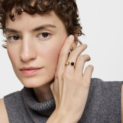 Pierścionek otwarty złotego koloru ze stali z onyksem TOUS Icon Mesh