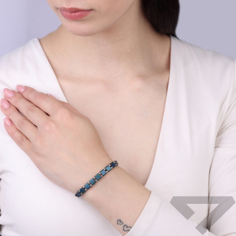 Bransoletka sznurkowa z hematytem niebieskim, diamentowane kulki srebro 925