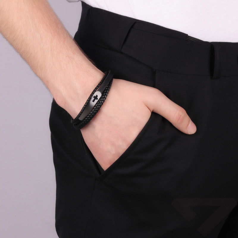 Bransoleta z czarnej skóry ze stalową blaszką i krzyżem