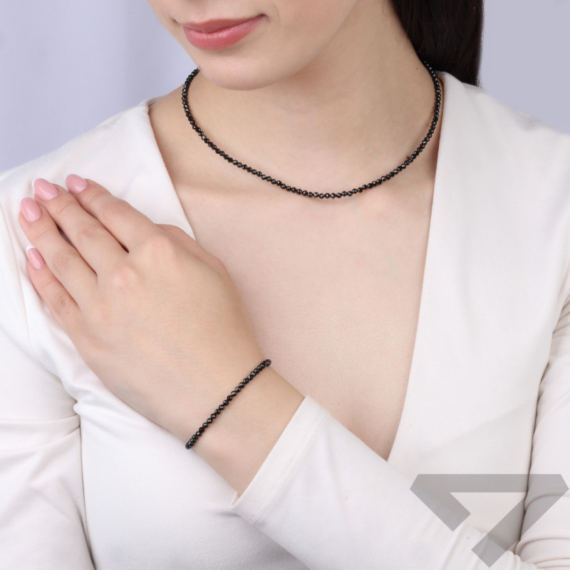 Bransoletka z fasetowanymi spinelami, zapięcie ze srebra 925