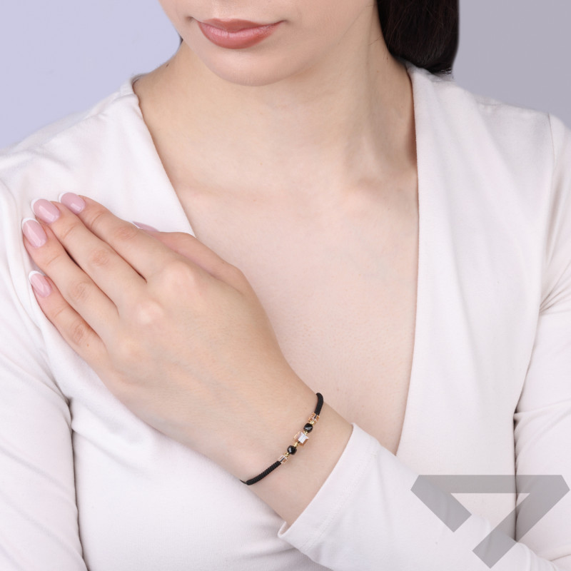 Bransoletka sznurkowa ze spinealmi i kryształkami Swarovski, elementy srebrne koloru złotego