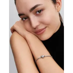 Pandora Moments bransoletka 594594C00 – klasyczna forma z zapięciem w kształcie serca