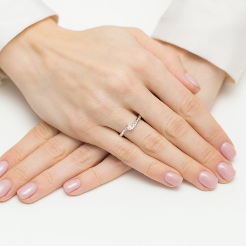 Pierścionek zaręczynowy Soliter z diamentami na szynie 0,19 ct-białe złoto próba 585