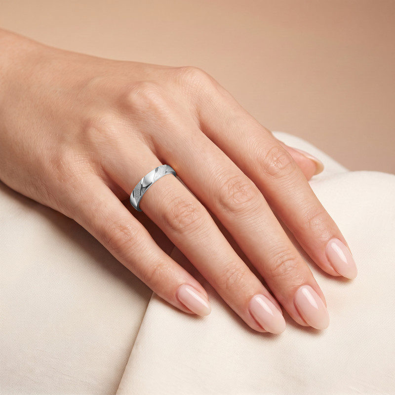 Obrączka ślubna złota personalizowana SEZ-ST-4 - białe złoto, na modelce