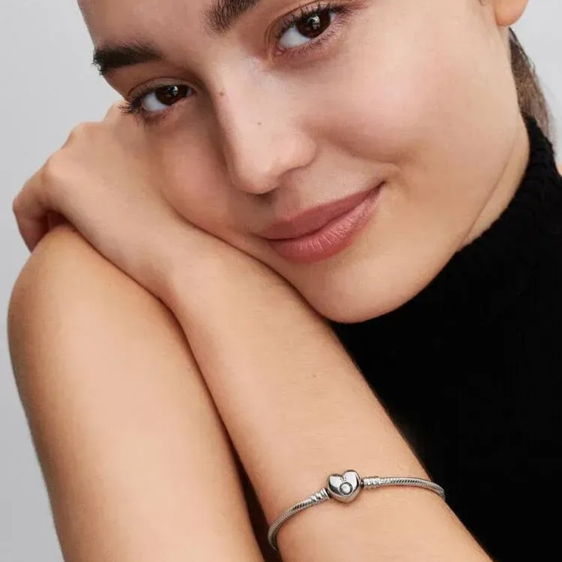 Pandora Moments bransoletka 594594C00 – klasyczna forma z zapięciem w kształcie serca